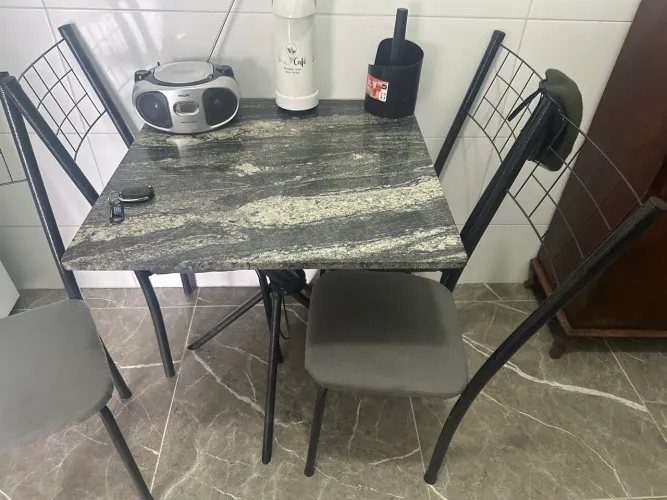 Vendo mesa de cozinha com 4 cadeiras, tampo em granito