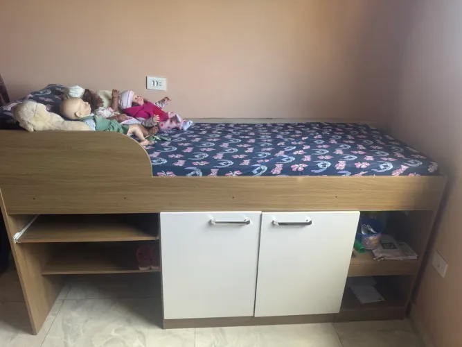 Vendo cama semi nova sem.colchao
