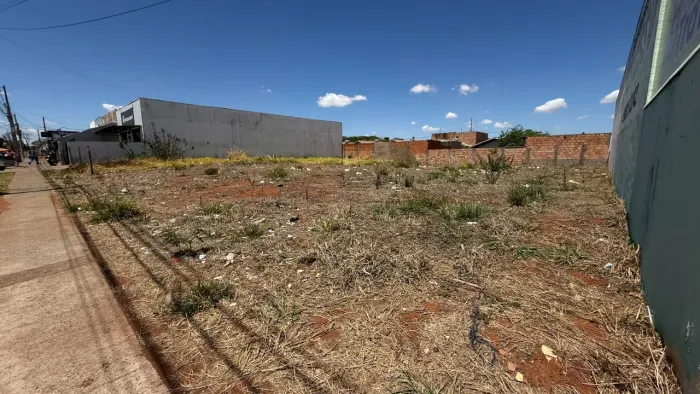 Terreno à venda no bairro Residencial Pequis em Uberlândia
