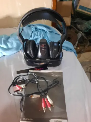 Fone de ouvido Rocketfish, com design confortável e som de alta qualidade. Ideal para quem