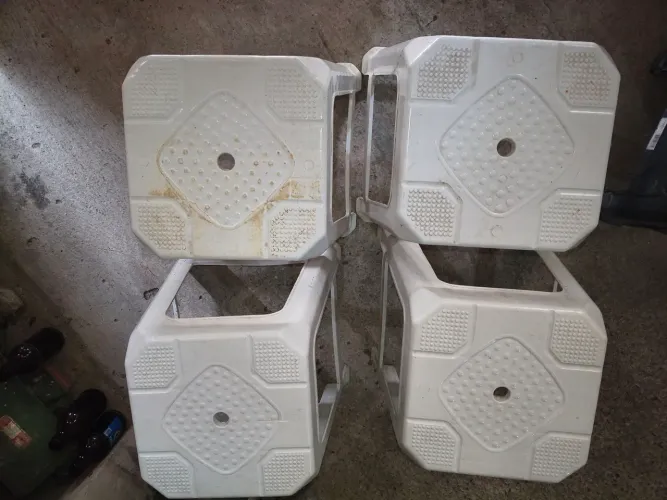 Vende-se 4 banquetas de plástico branca em excelente estado.