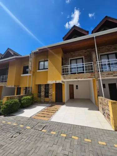 Triplex em Condomínio Fechado