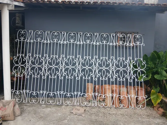 Grade 4,03 x 2,30 maciça e trabalhada