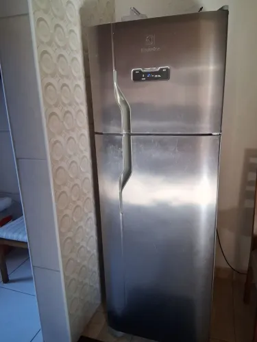 Vendo geladeira fox free(freezer separado),marca eletrolux em perfeito estado.