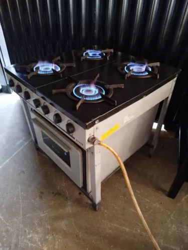 Fogão industrial 4 bocas com forno marca Venâncio conservado funcionando perfeitamente.