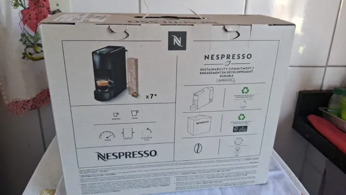 Cafeteira Nespresso nova na caixa