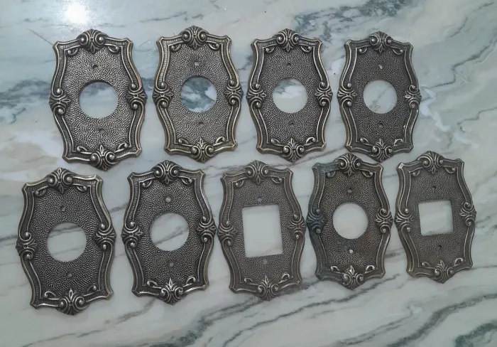 Antigos espelhos para tomadas em metal