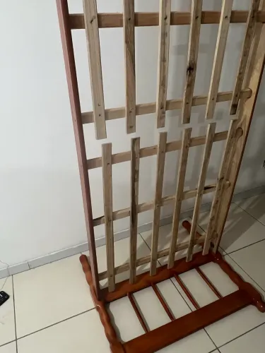 Estrado de cama de madeira