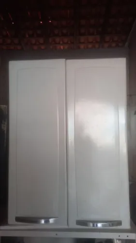 Um armário de cozinha