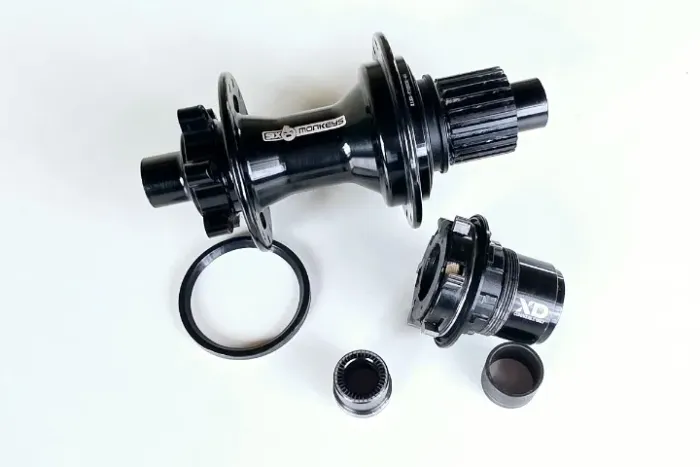 Cubo Traseiro MTB Session Six Monkeys 148mm Boost - 28 Furos - Freehub Microspline + XD