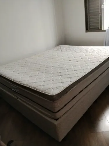 Vendo cama de casal com a cabeceira