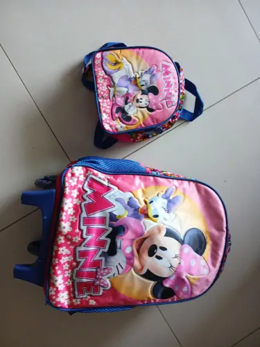 Mochila de rodinhas, com lancheira usados apenas 6 meses 