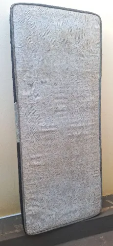 Vendo colchão de solteiro de espuma D28 da marca Turin em ótimo estado para uso