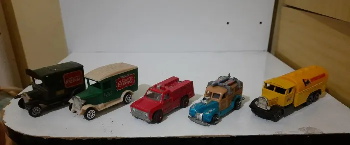 Coleção de 5 miniaturas de carrinhos hot wheels e coca-cola