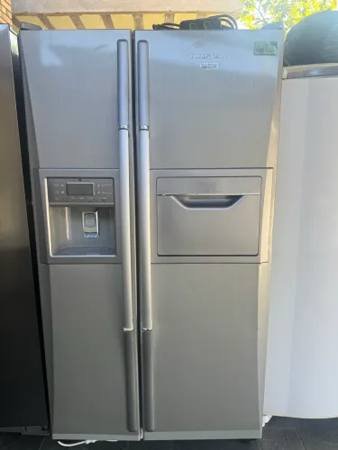 Vendo geladeira Sid By Sid Brastemp com saída de gelo e água na porta