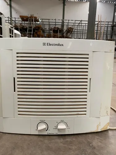 Ar-condicionado de janela Electrolux Maximus 7.500 BTUs (modelo EE07F)