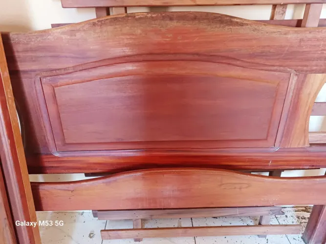Cama de madeira excelente estado.