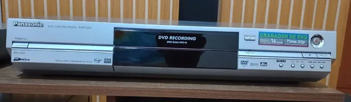 Gravador de DVD Panasonic DMR-E55 com defeito