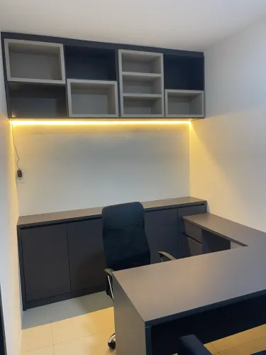     Escritório planejado completo com mesa, armários e poltronas