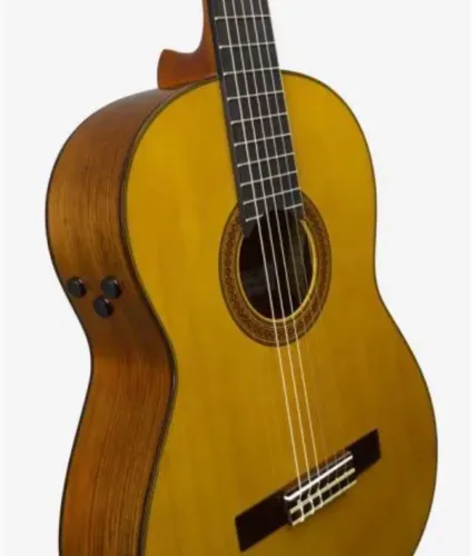 Violão clássico Yamaha TransAcoustic CG-TA
