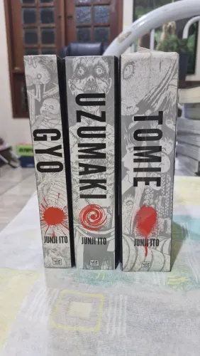Kit Junji Ito em inglês: Uzumaki, Gyo e Tomie