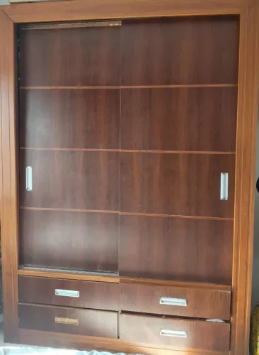 Guarda Roupa de madeira maciça - porta de correr desencaixada e marcas de broca.