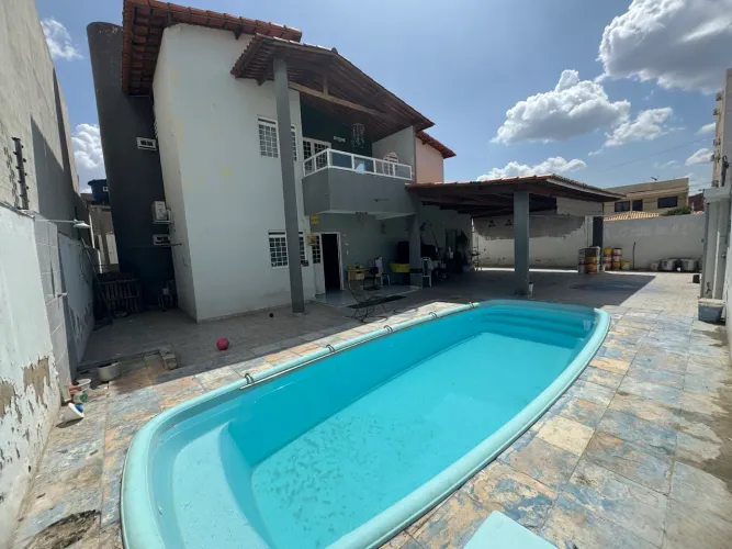 Casa duplex, bairro atrás da banca
