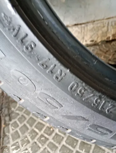 4 pneus 215/50/17,2 michelan, 2 Pirelli 