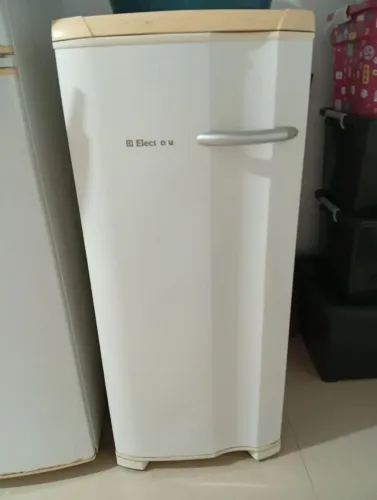 Freezer vertical degelo