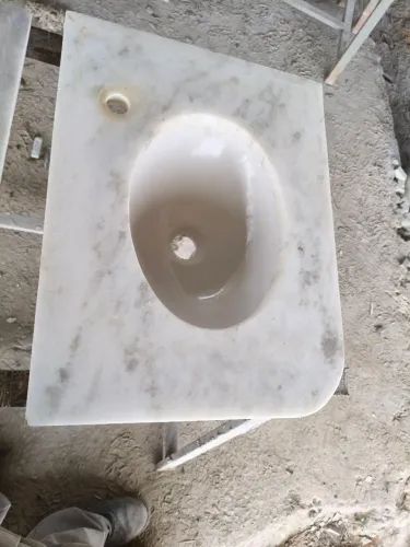 Lavatório de banheiro no mármore Branco Raj. Cinza, 55x42
