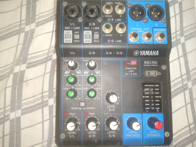 Mesa de som semi nova Yamaha 6 canais