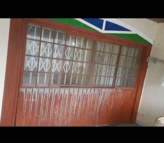 Vendo uma porta de ferro por 500,00 tem 3.10 de largura por 2.10 de altura,ela está na pra