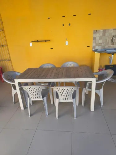 Conjunto mesa com 6 cadeiras de plástico