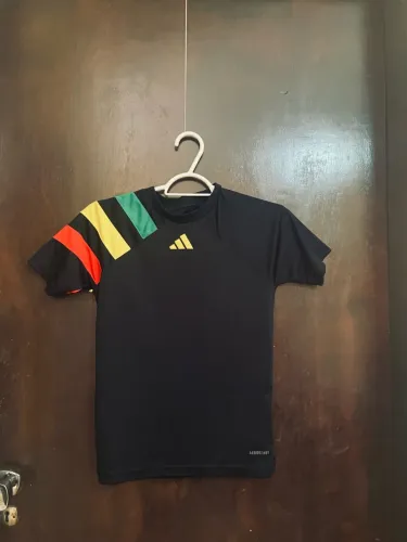 Camisa esportiva Adidas 10 anos