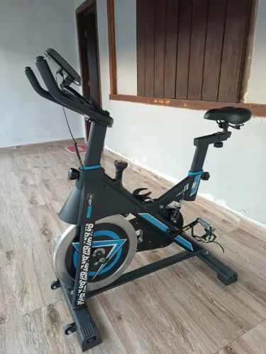 Bicicleta Spinning Profissional Magnética Pluggei Select (Suporta 150kg) - Estado de Nova!