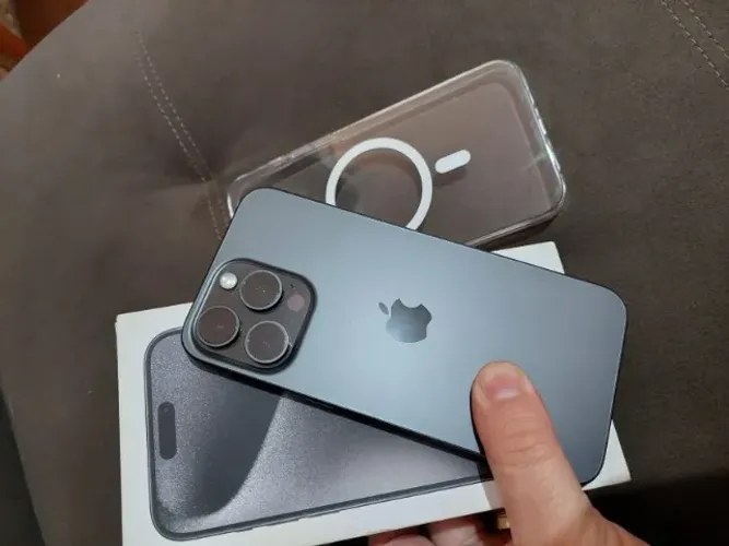 VENDO IPHONE 15 PRO MAX + AIRPODS 2° GEN - IMPECAVEL AMBOS