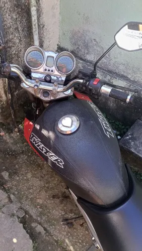 Moto muito boa com pequeno pobre na macha não quer passar está no meu nome