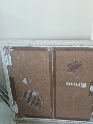 Janela de aluminio cor branca 62 x 62. Possui borda em granito Branvo Siena