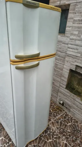 Geladeira Electrolux 220volts 340l funcionando perfeitamente ( entrego )