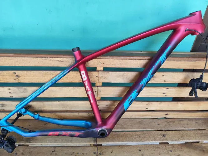 Quadro de carbono bxt tamanho 17 eixo passante
