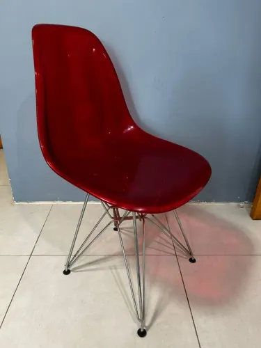 Cadeira Charles Eames Eiffel Vermelha Translúcida 