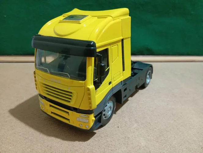 Miniatura Iveco STRALIS 540 escala 1 32 