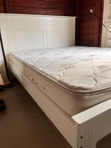 Cama de casal em madeira 
