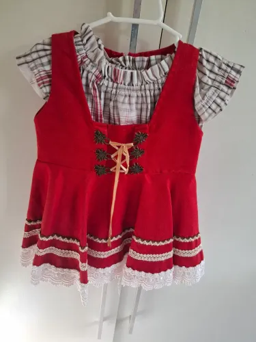 Taje típico alemão infantil vestido