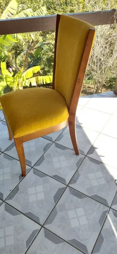 Cadeira com estofado amarelo mostarda e estrutura de madeira maciça torneada