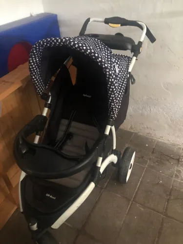 1 carrinho de bebê 1 bebê conforto cada um 250. Preço a negociar.