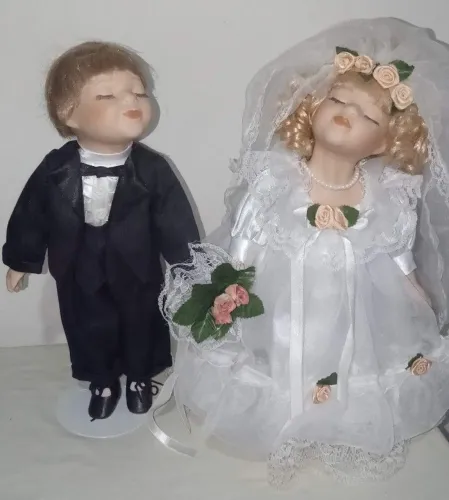 Casal de Noivos de Porcelana e Tecido