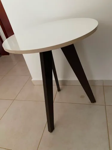 Vende-se mesinha de canto redonda para decoração 