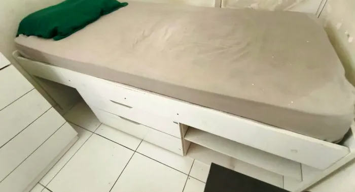 Cama box solteiro com gavetas inclui a montagem
