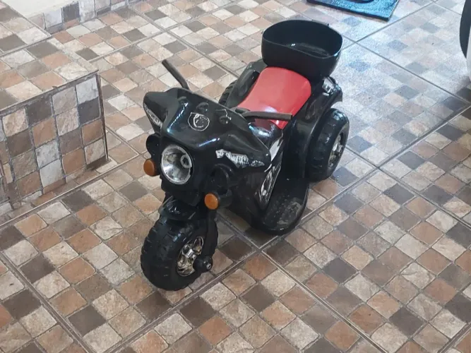 Moto elétrica infantil (bateria sem carga)